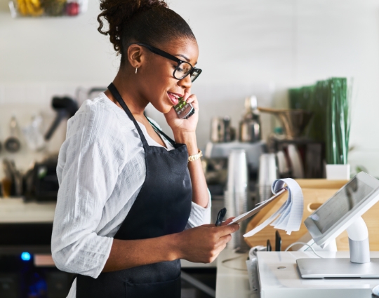 Photo d'une vendeuse en plein travail